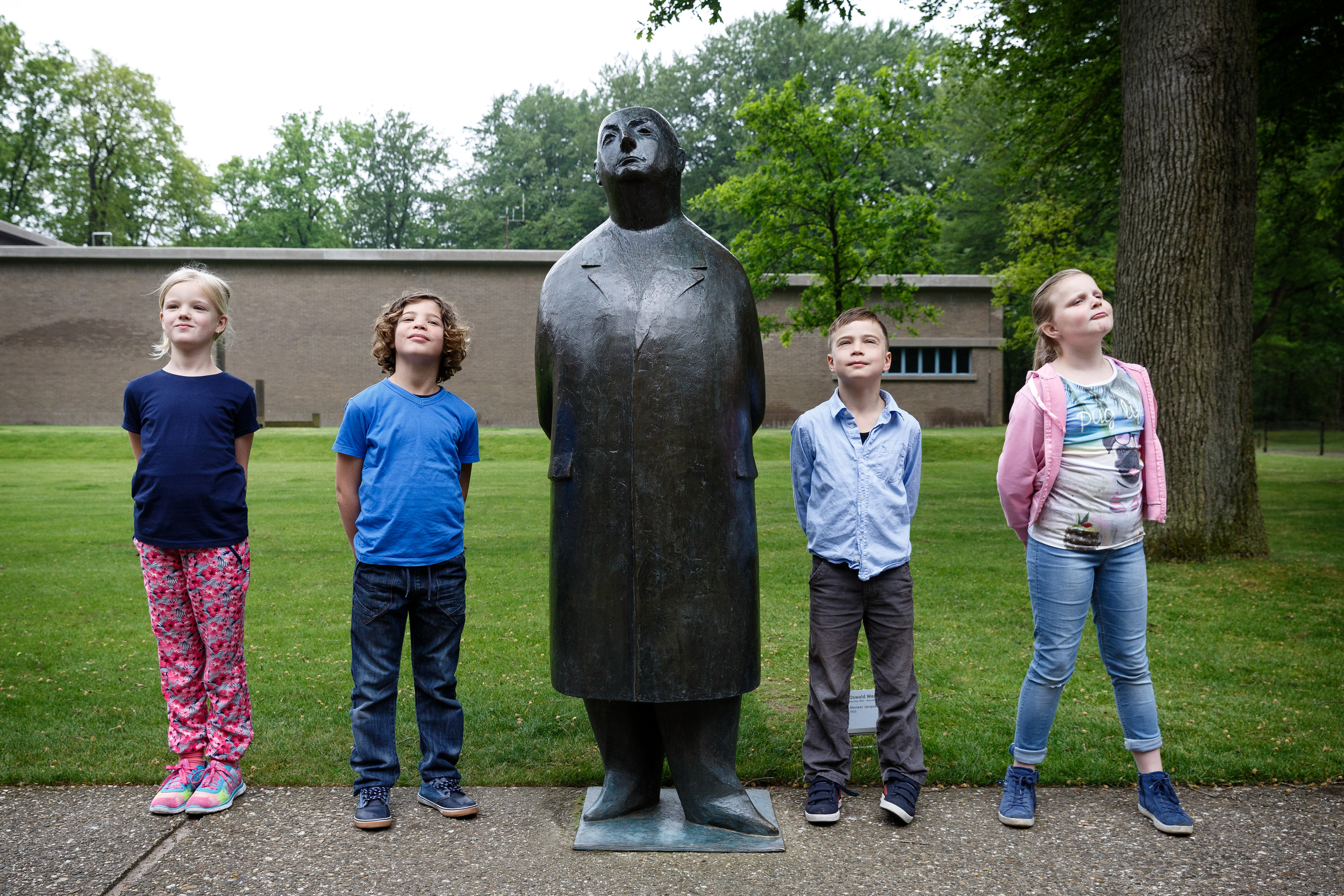 Children with Meneer Jacques (Mister Jacques), entrance museum, photo: Wieneke Hofland