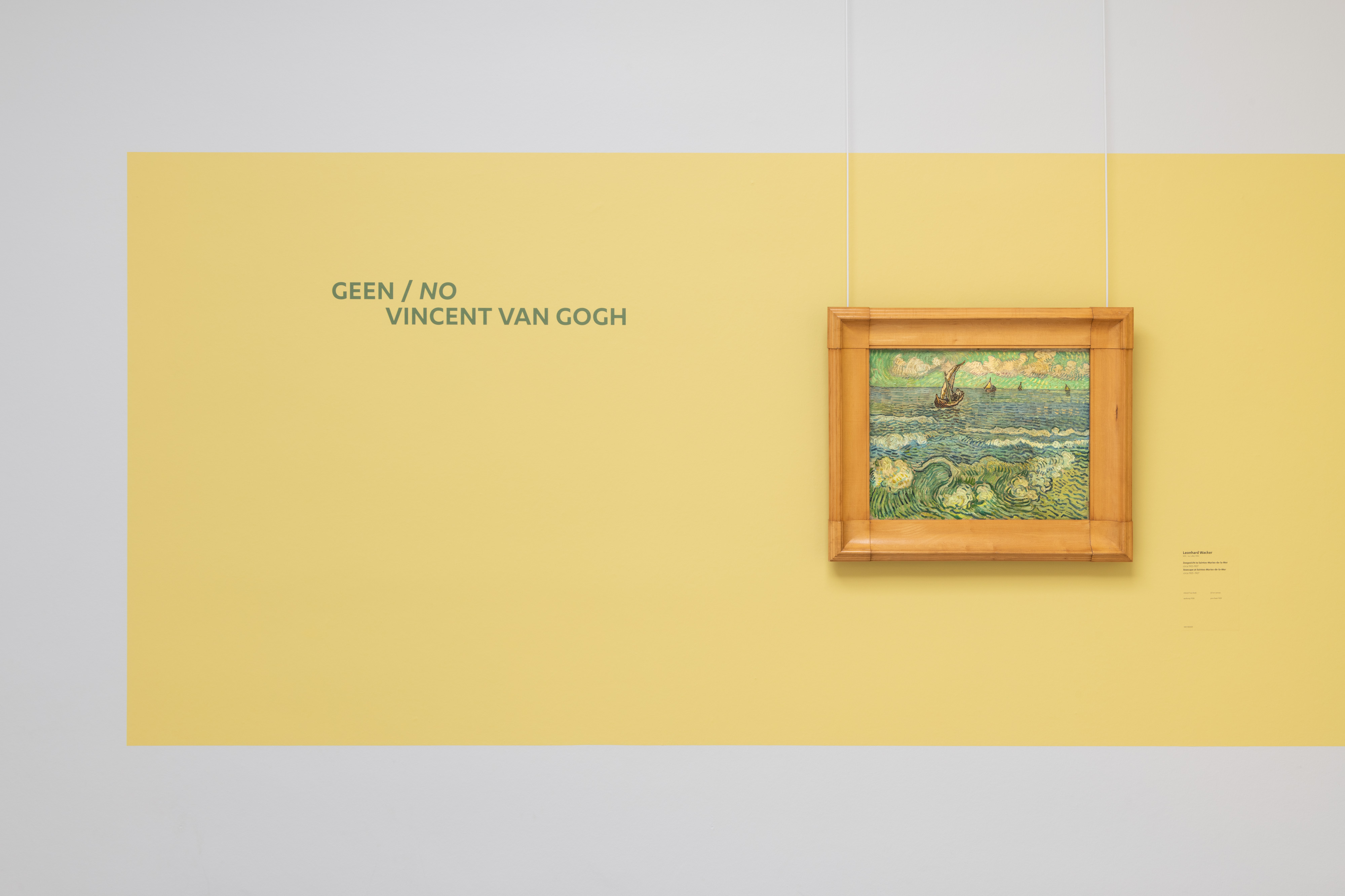 schilderij van een boot op zee in de golven, geschilderd in de stijl van Van Gogh. Op de gele achterwand staat de tekst: geen / no Van Gogh, dit is een vervalsing