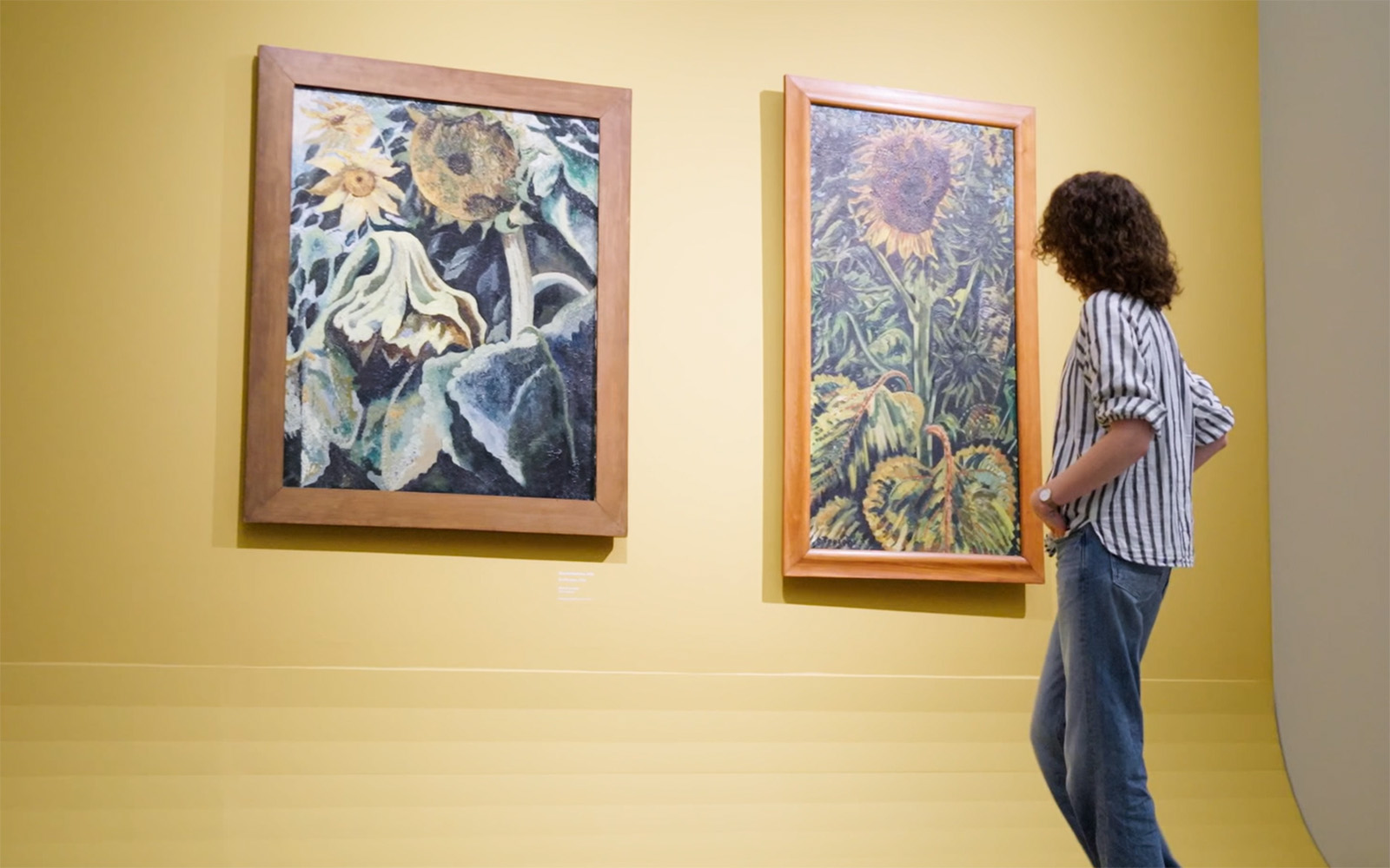 Bezoeker in tentoonstelling 'Charley Toorop. Liefde voor Van Gogh'