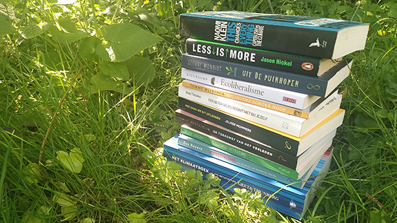Stapel boeken over het klimaat, in het gras
