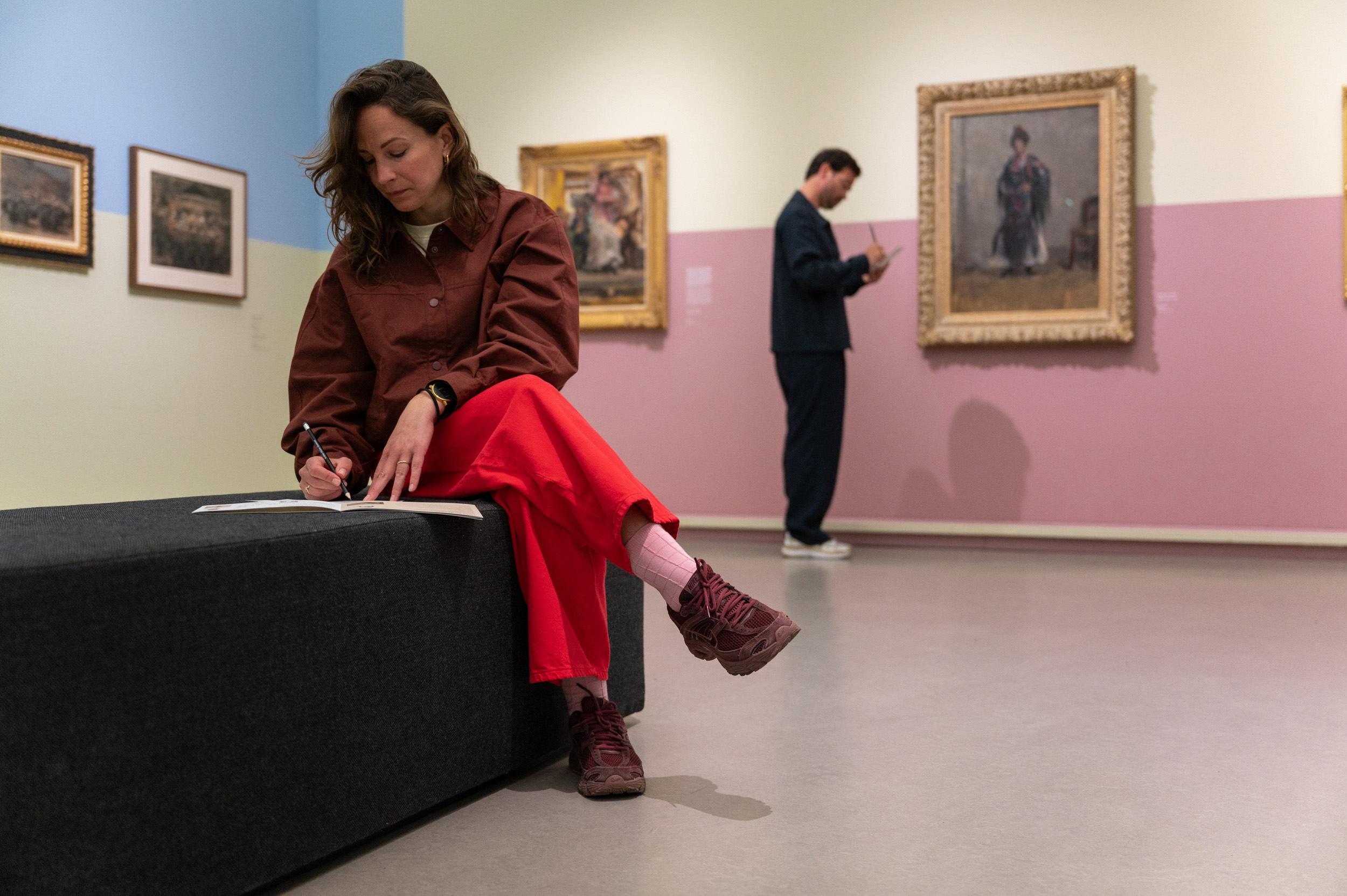 Bezoeker tekent in de tentoonstelling