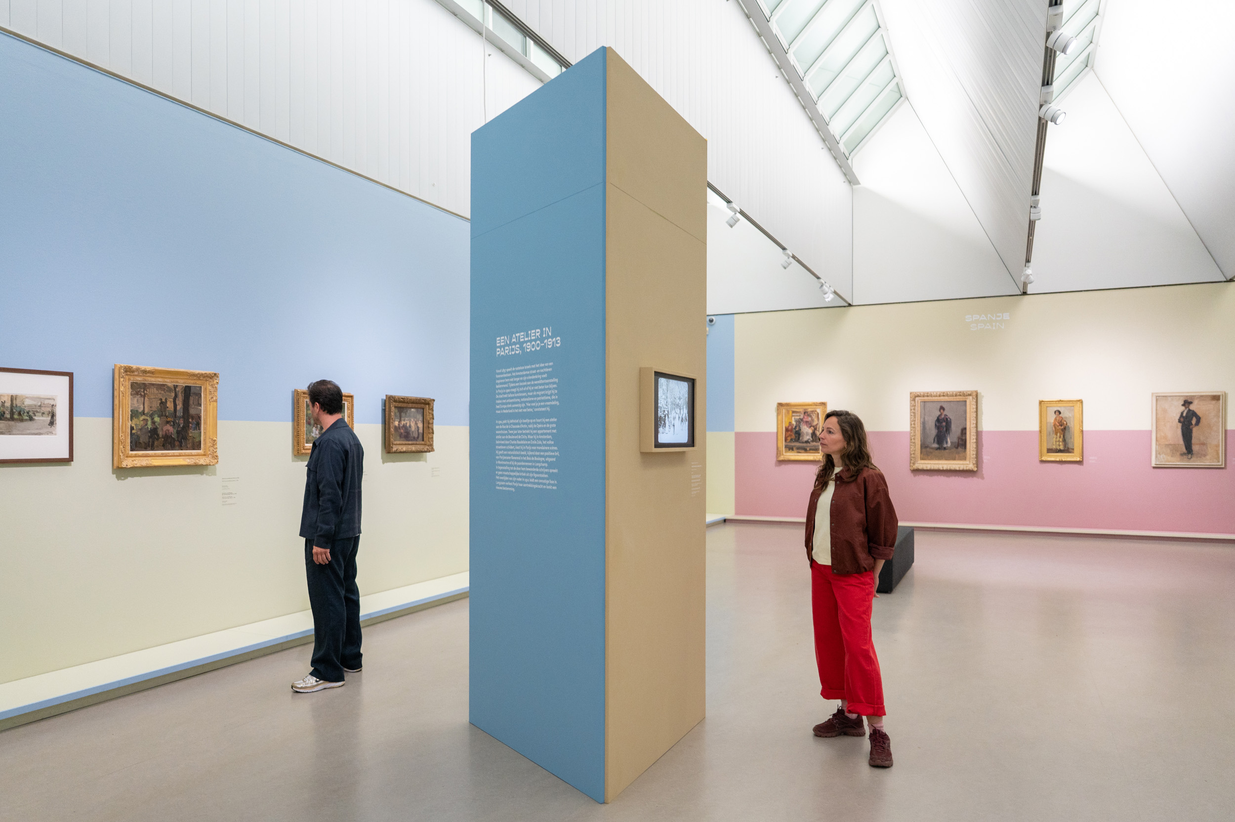 Bezoekers in de tentoonstelling Het Europa van Isaac Israels