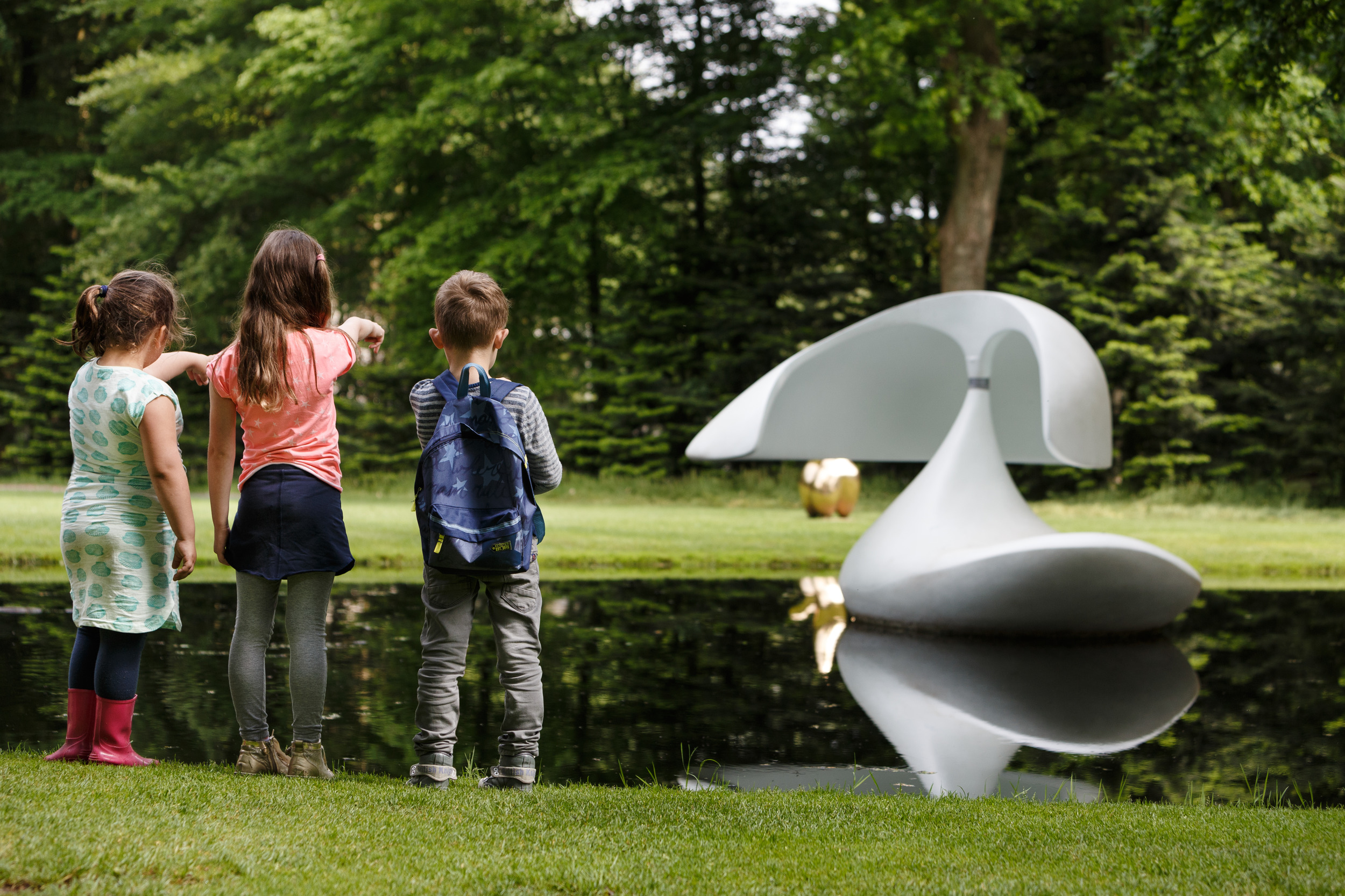 Kinderen bij 'Sculpture flottante, Otterlo' van Marta Pan. Foto: Wieneke Hofland