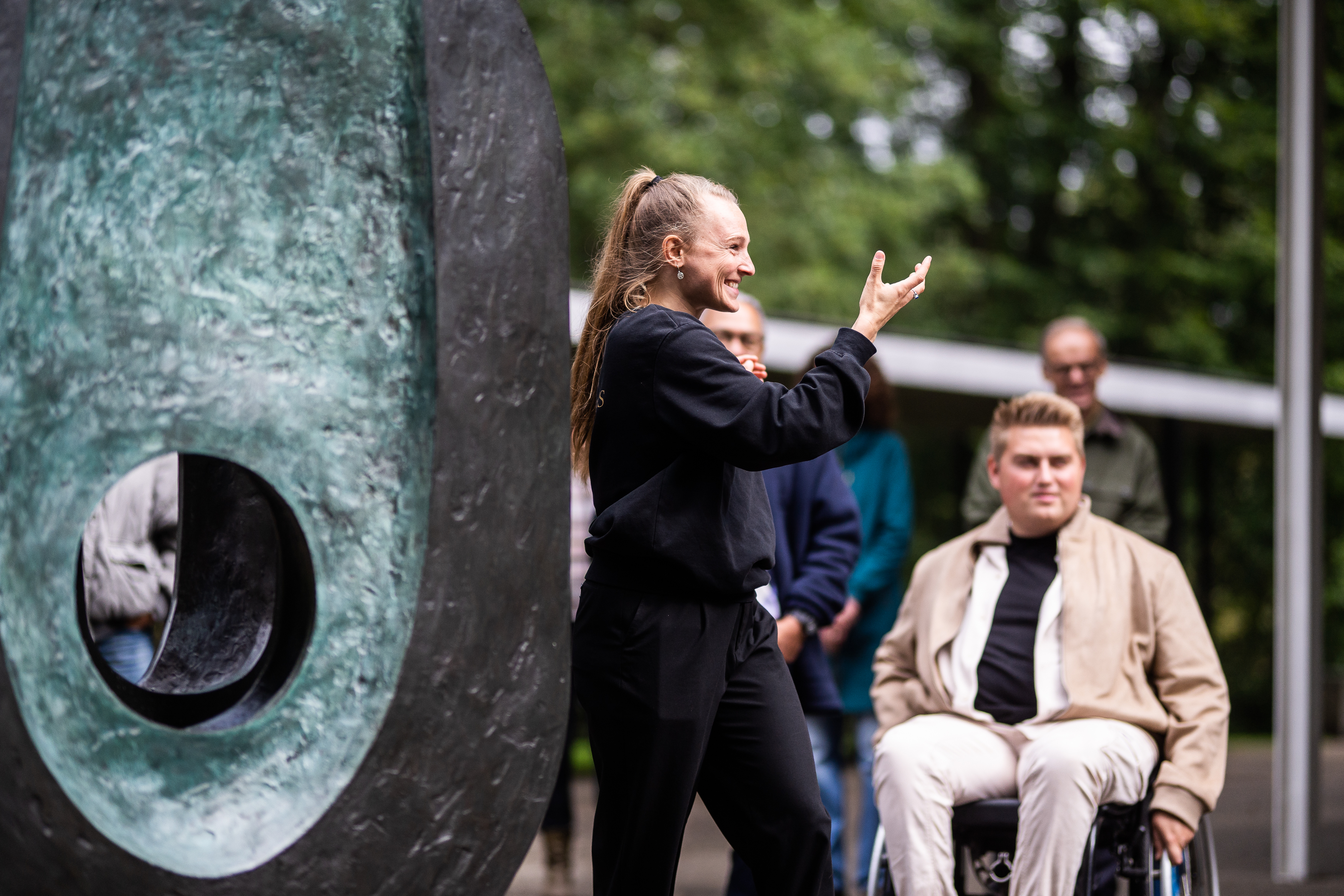 Dansdocent en bezoeker in het Rietveldpaviljoen