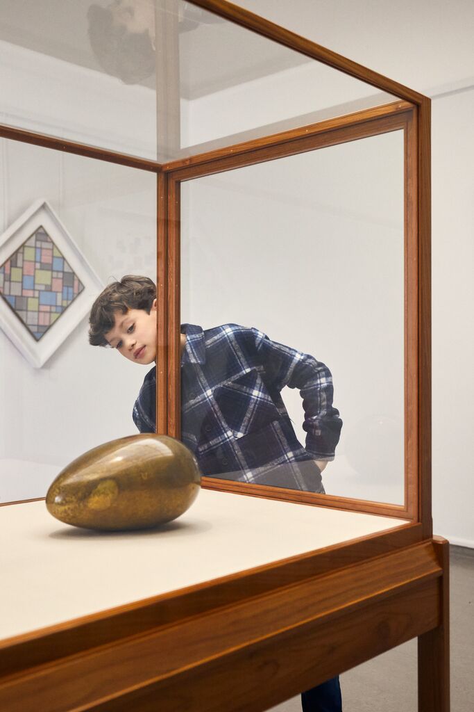 Kind kijkt naar kunstwerk in museum