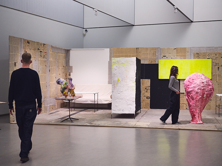 Bezoekers in 'Clamp' van Franz West