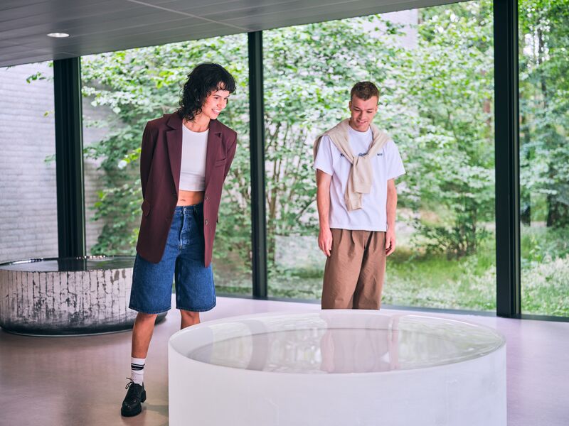 Bezoekers bij 'Opposites of White' van Roni Horn