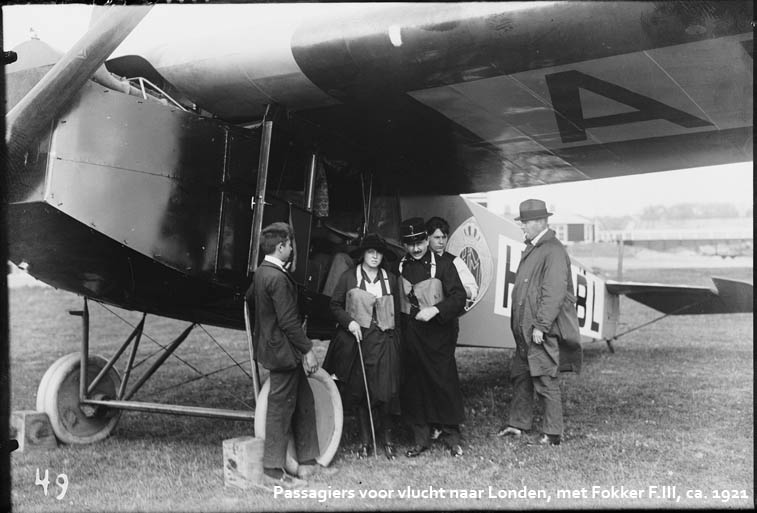 Passagiers voor vlucht naar Londen, met Fokker F.III, ca. 1921 (foto KLM Fotohistorisch Archief)