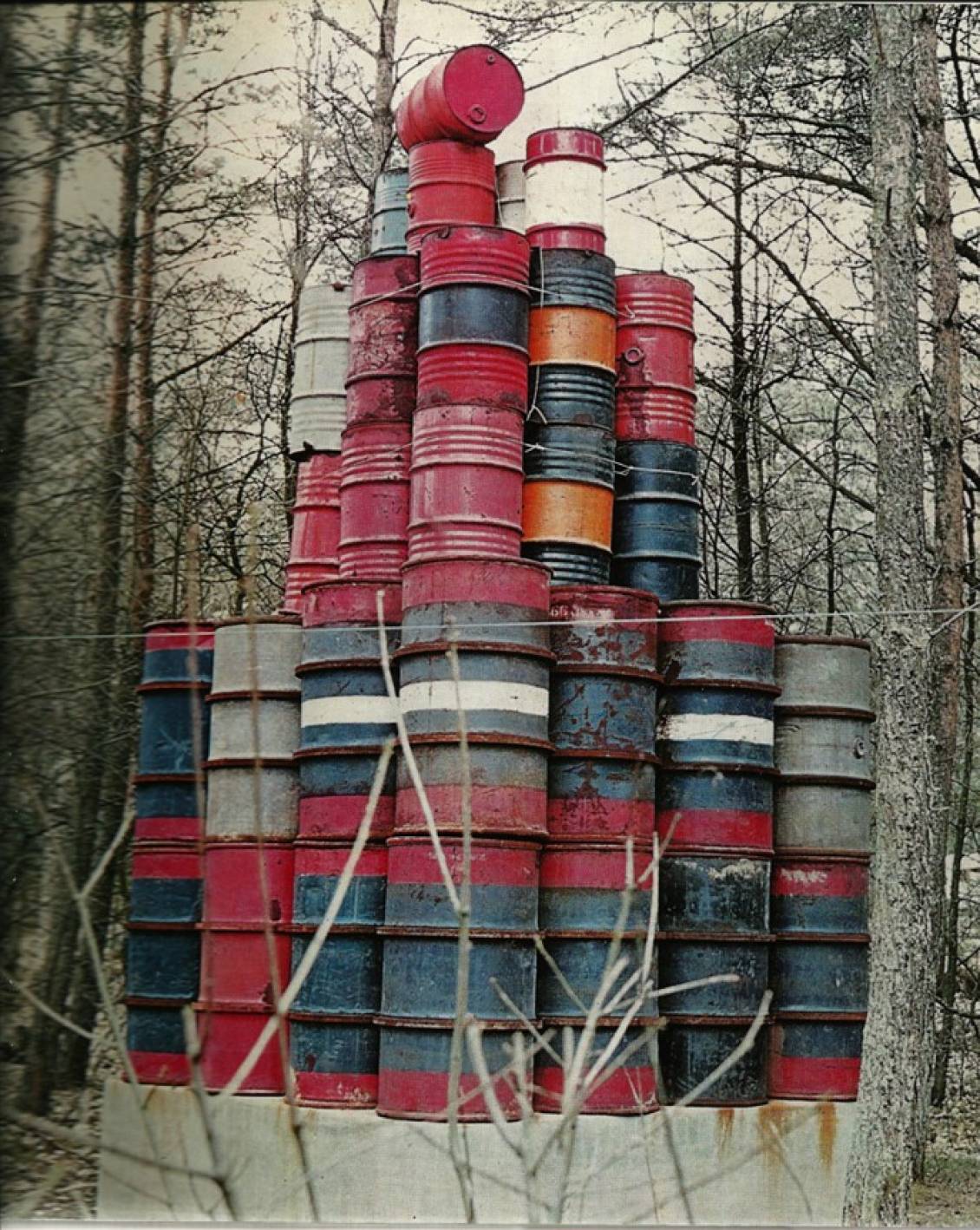 De eerste versie van Christo's '56 Barrels' uit 1968
