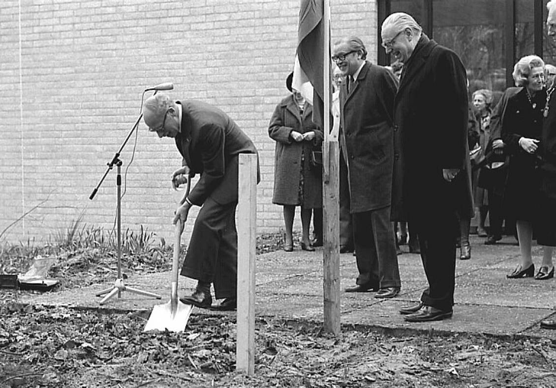 Eerste spade door Minister van CRM Harry van Doorn, 1975