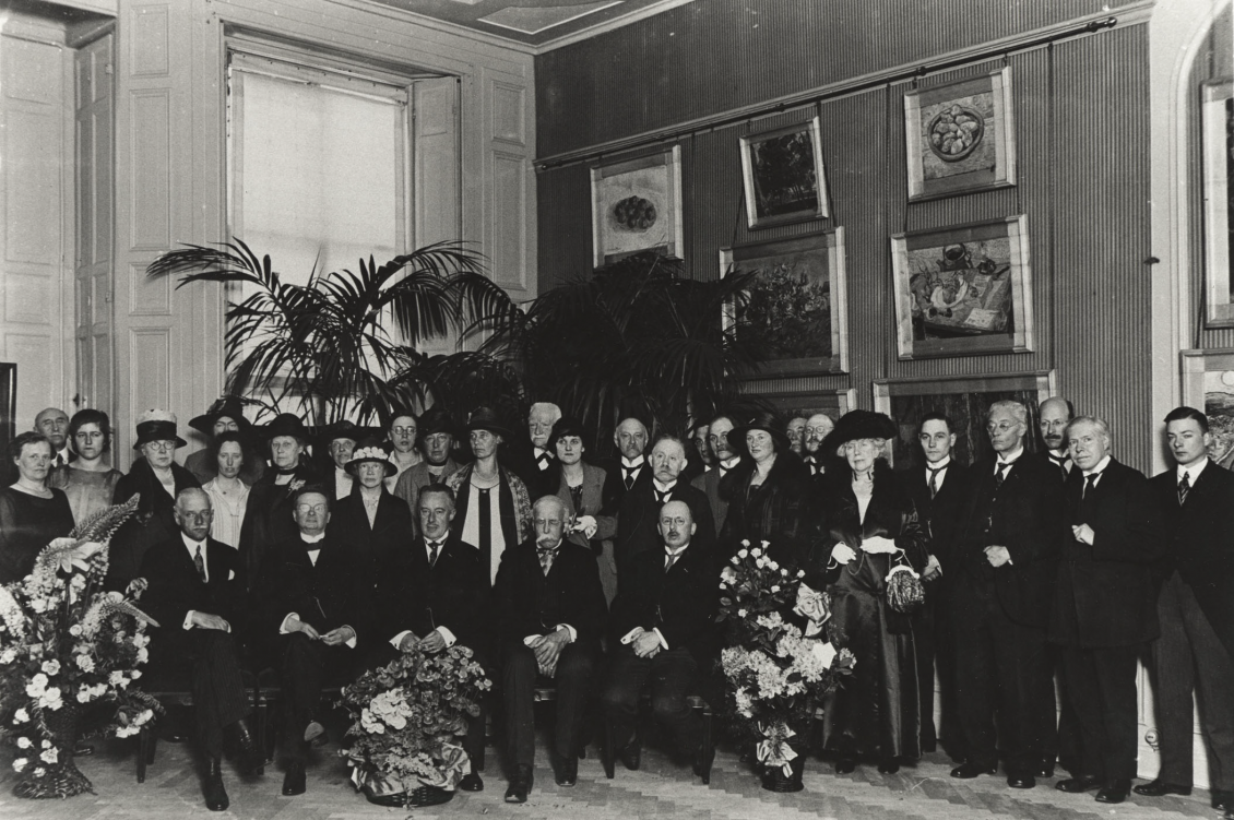 Receptie ter gelegenheid van het tienjarig bestaan van de Haagse Volksuniversiteit in Museum Kröller, Lange Voorhout 1926.