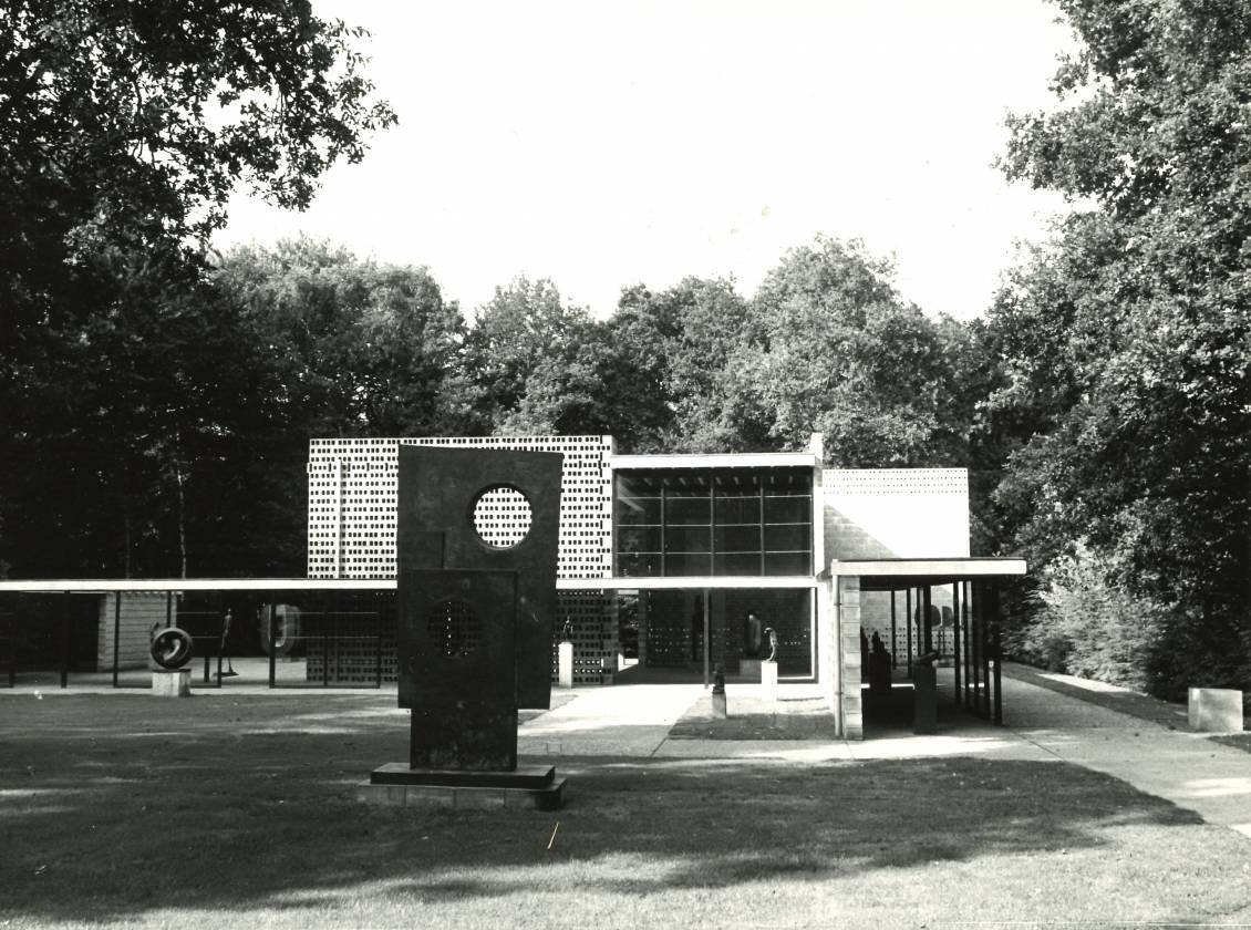 'The Big One', Squares with two circles, is indeed still on display at the Rietveld pavilion.