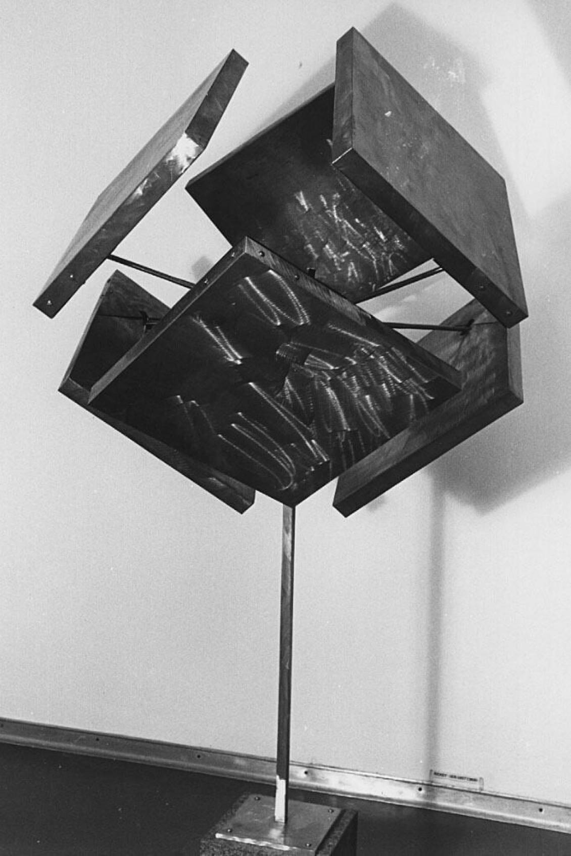 George Rickey, Unstable cube, 1968