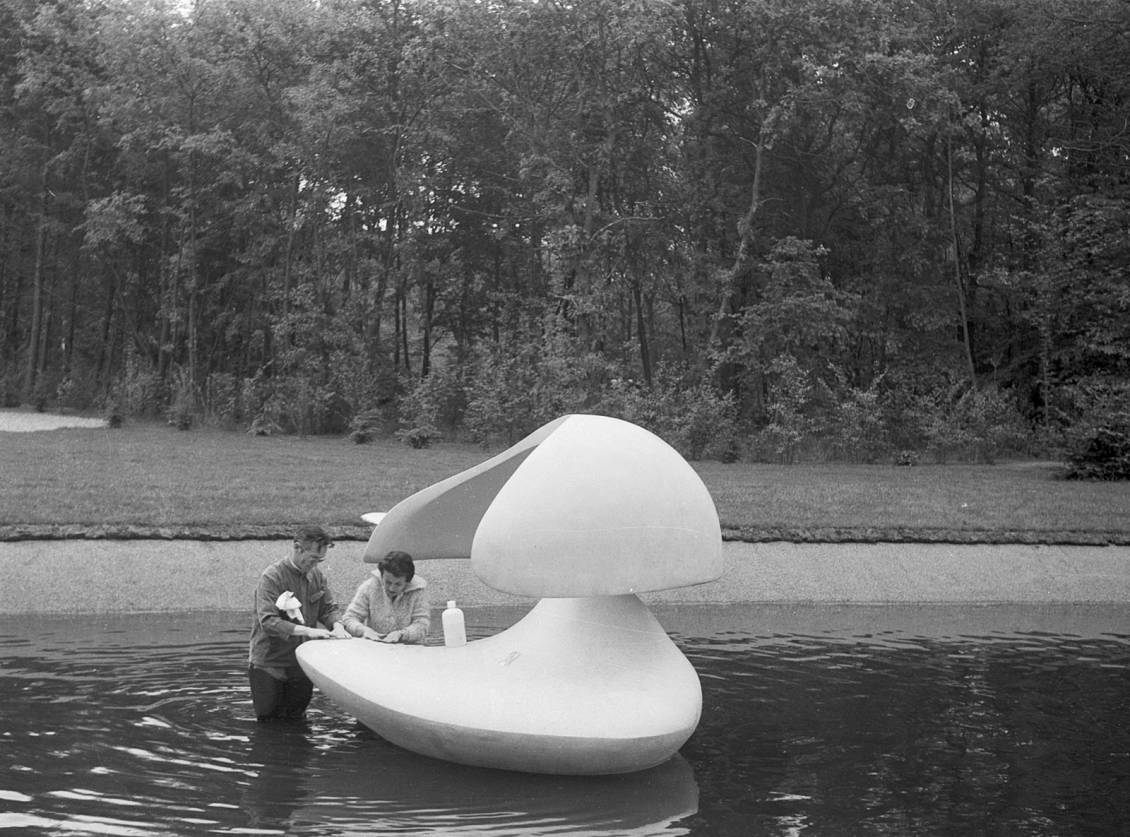 Installation of Floating sculpture 'Otterlo' by Marta Pan, 1961