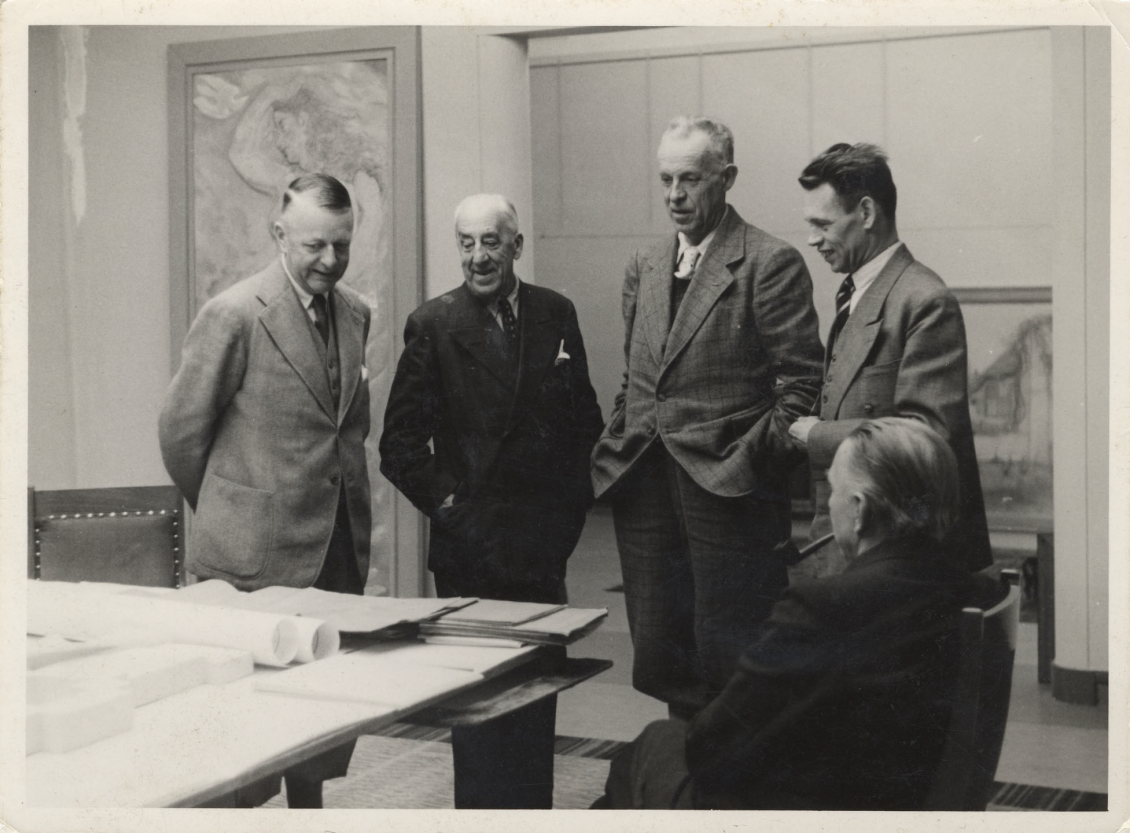 Sam van Deventer, Henry van de Velde, Chief Government Architect Kees Bremer, architect Gerrit Baas and sculptor John Rädecker, 1943
