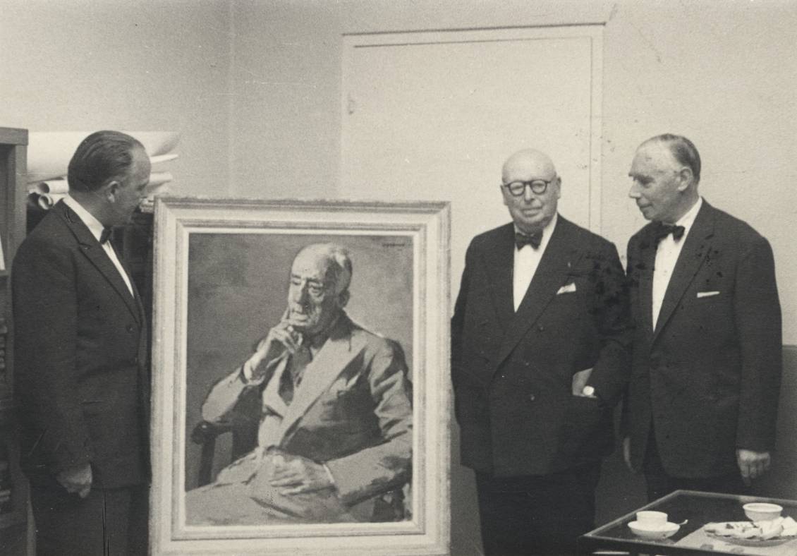 Overdrachtsbijeenkomst van het portret van Henry van de Velde (1943) door Opsomer met Reinink, Opsomer en Hammacher, eind juli 1957