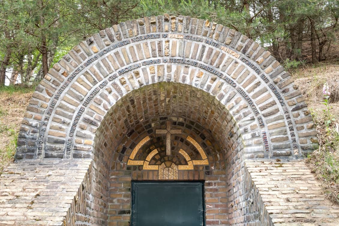 Entrance to bomb shelter, detail with Latin inscription (1943)