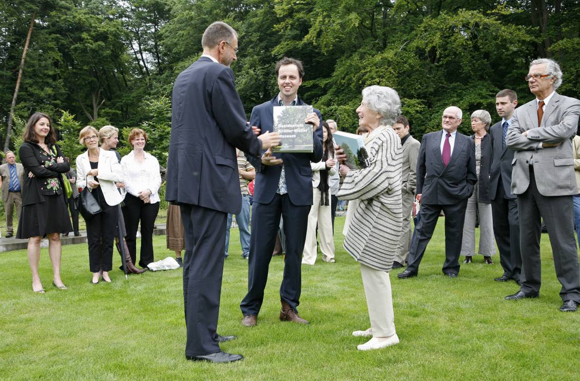 Handing over the first copy of the 'Sculpture garden book' to Adriaan Geuze and Marta Pan, 23 June 2007