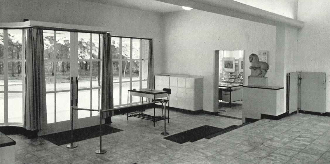 Entree en ingang museumwinkel, 1953