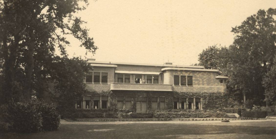 Groot Haesbroek designed by Henry van de Velde, 1930-31 garden side with staff on balcony