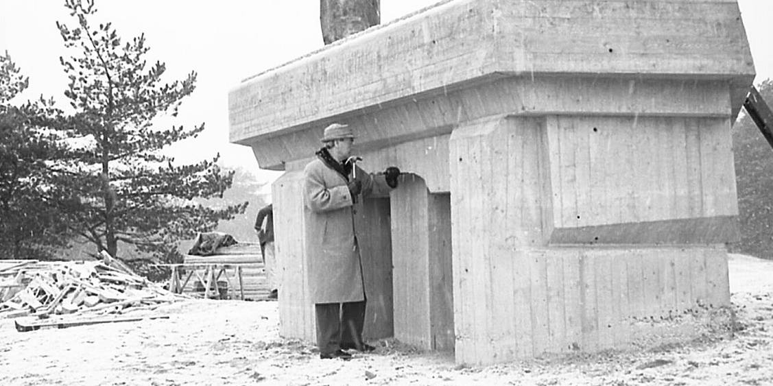 Finishing the base of Three upright motives door Henry Moore, 1965
