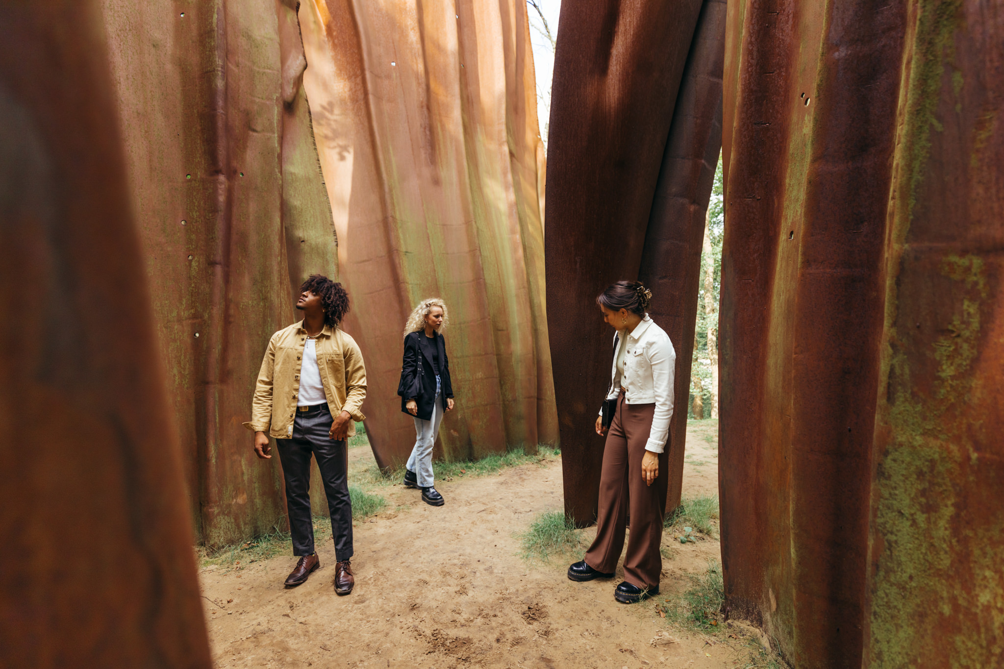 Bezoekers in de beeldentuin, bij 'View' van R.W. van de Wint