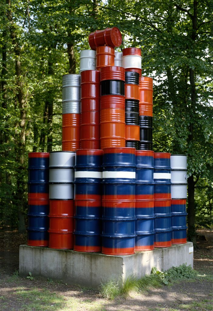56 Barrels, Christo