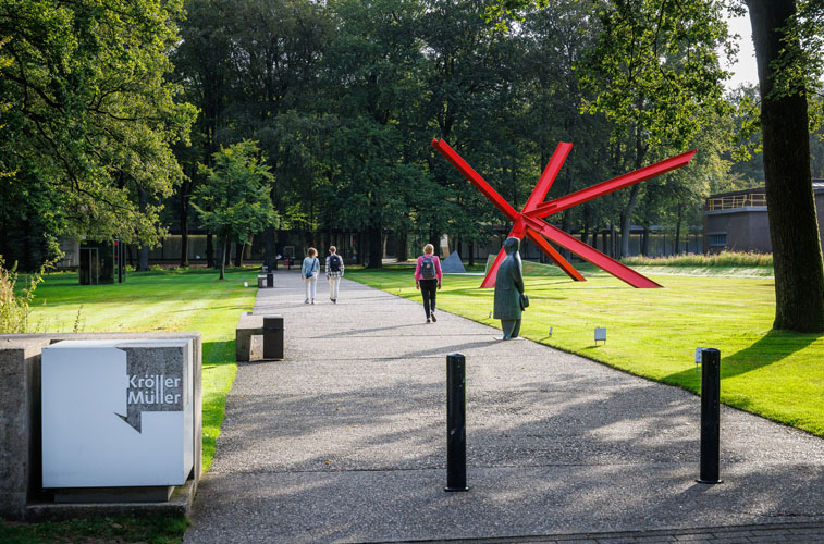 Bezoekers bij de entree van het Kröller-Müller museum