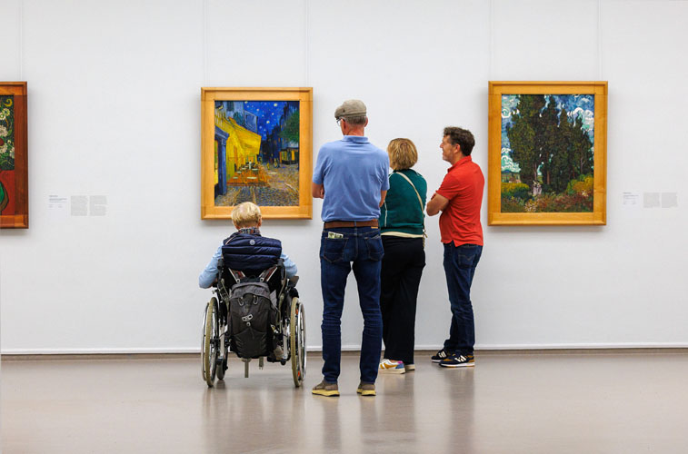 Besucher in der Van Gogh Galerie