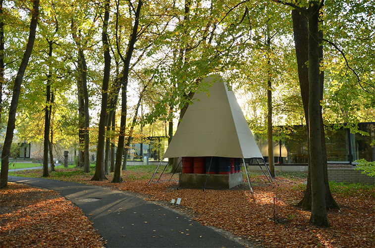 '56 Barrels' in de beeldentuin onder een beschermende kap voor de winter