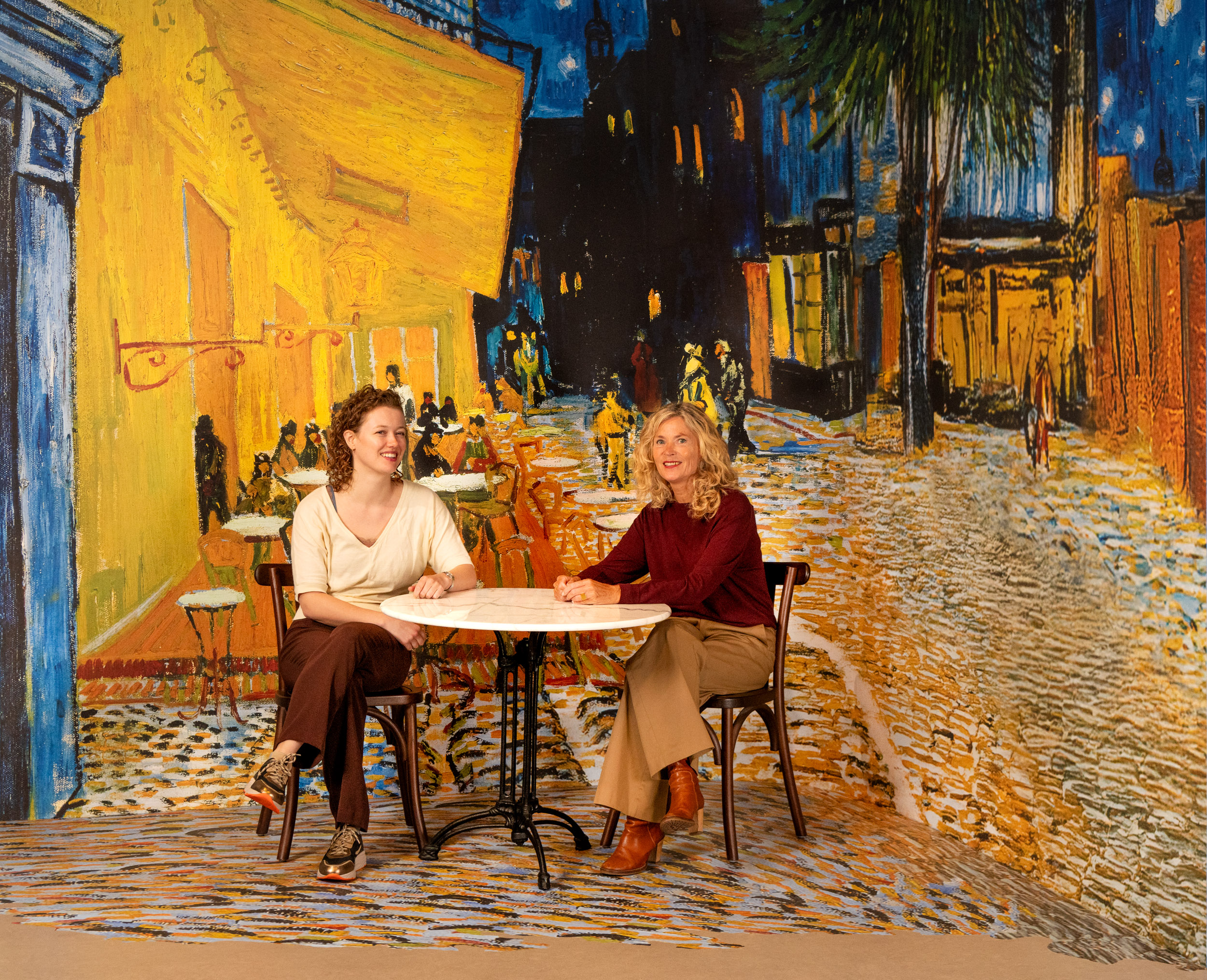 Twee bezoekers op het cafeterras van Van Gogh