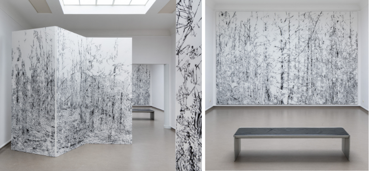 Twee foto's naast elkaar. Op de eerste foto panelen met zwart en grijskleurige takken. Op de tweede foto een tentoonstellingszaal met een bankje voor een wandvullende tekening van houtskool