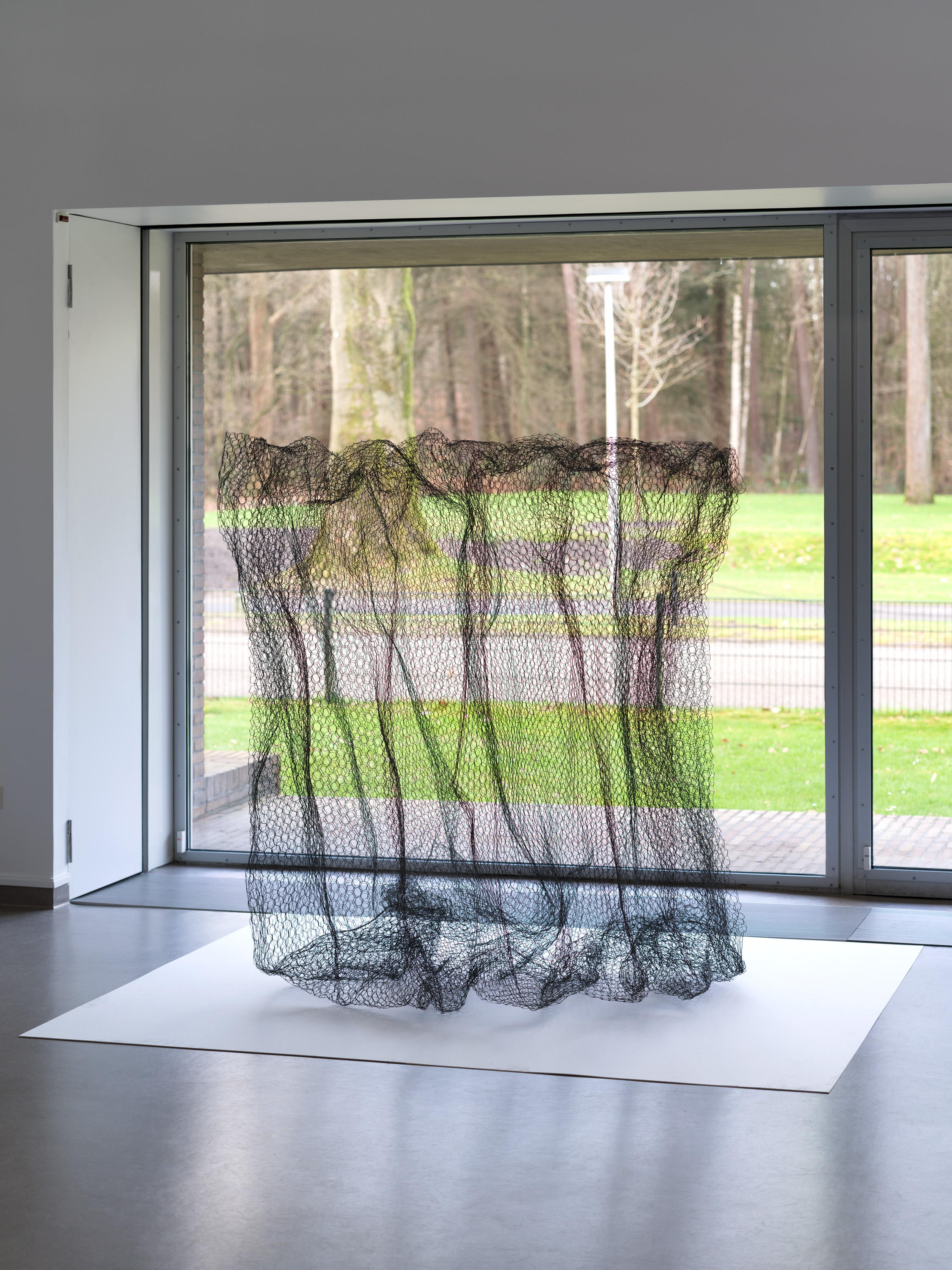 Kunstwerk van Alan Saret, een luchtige wolk van staalgaas