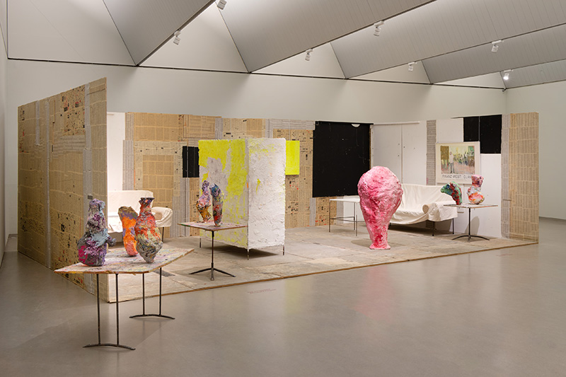 Kunstwerk bestaande uit een installatie met wanden, sculptuur en meubels van Franz West