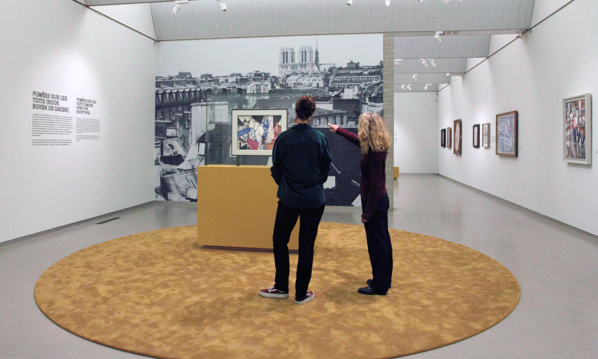 Bezoekers in tentoonstelling 'Fernand Léger en de daken van Parijs'