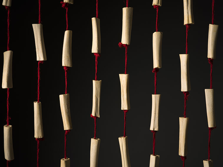 Detail van het kunstwerk Bone Curtain, een gordijn van botten en bloedrode touwen, van Marina Abramović en Ulay 