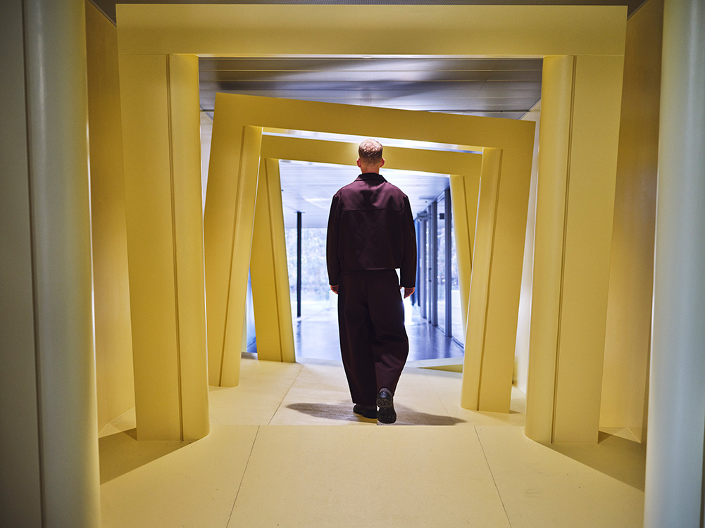 Kunstwerk van Gianni Colombo, Topoestesia waarbij je door een gang mag lopen met schots en scheven wanden