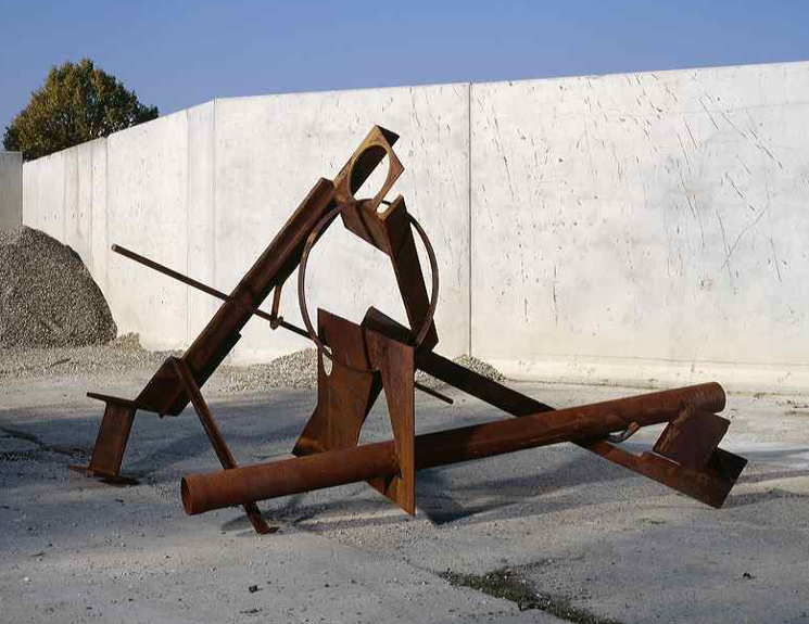 sculptuur samengesteld uit roestige buizen en vormen in staal, roestkleur in een vrije vorm 