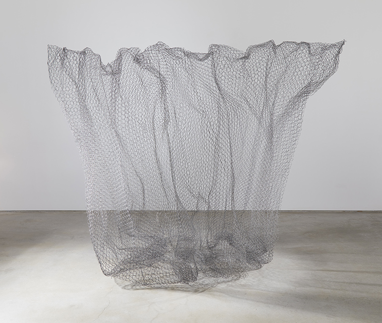 Kunstwerk van Alan Saret, een luchtige wolk van staalgaas