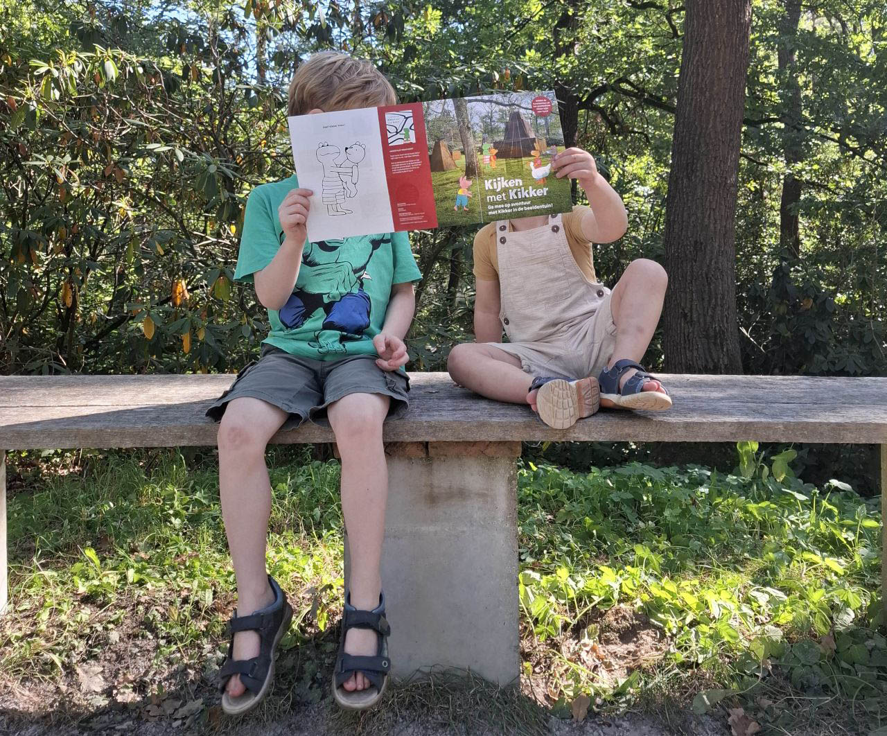 twee kinderen met routeboekje in hun hand