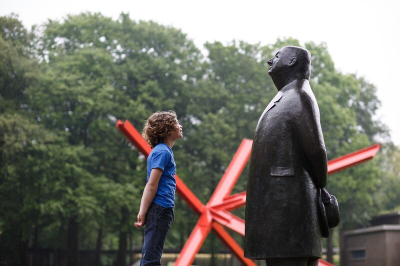 Kind bij 'Monsieur Jacques', beeld van een man met hoed