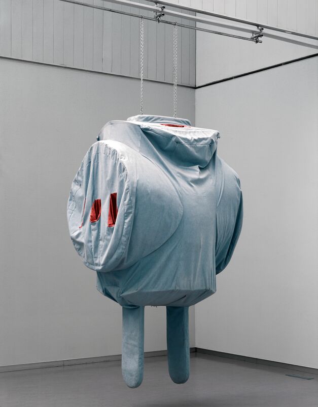 Foto van 'Three-way Plug - Scale D, Soft' van Claes Oldenburg, lichtblauw hangend sculptuur,