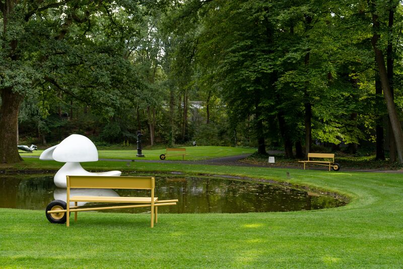 De Wheelbench in de beeldentuin, op het grasveld voor 'sculpture flottante'