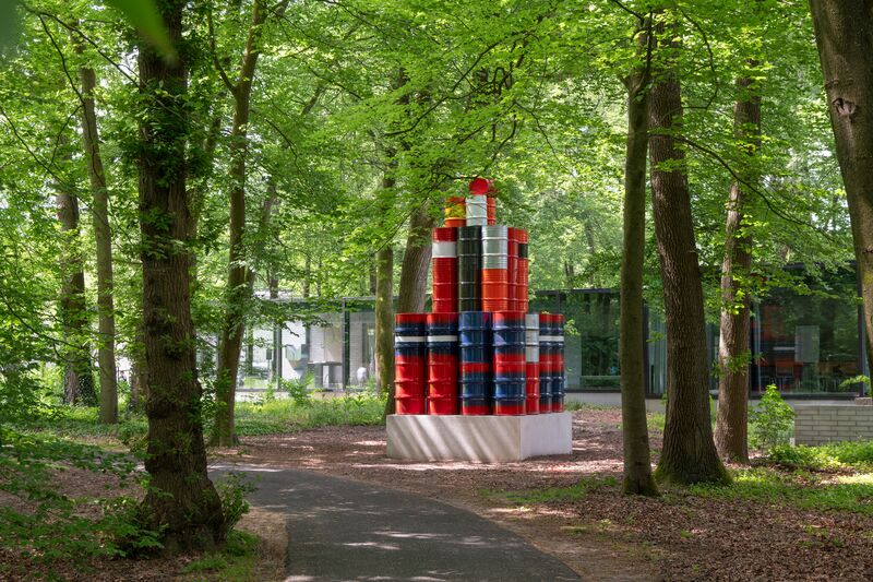 Kunstwerk in de beeldentuin van Christo: 56 gestapelde gekleurde olievaten, 